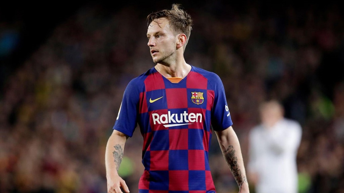 إشبيلية يكشف موقفه من التعاقد مع نجم نادي برشلونة