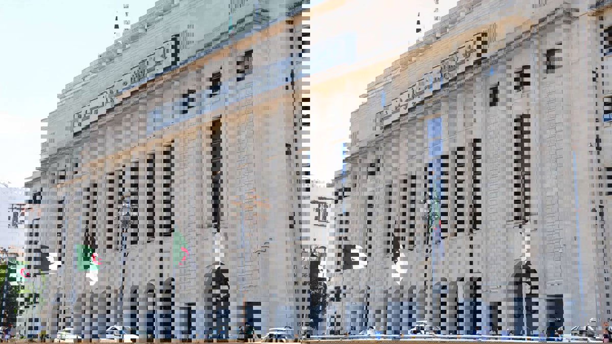 حبس نائب جزائري بعد محاولة غش في امتحان لصالح ابنته