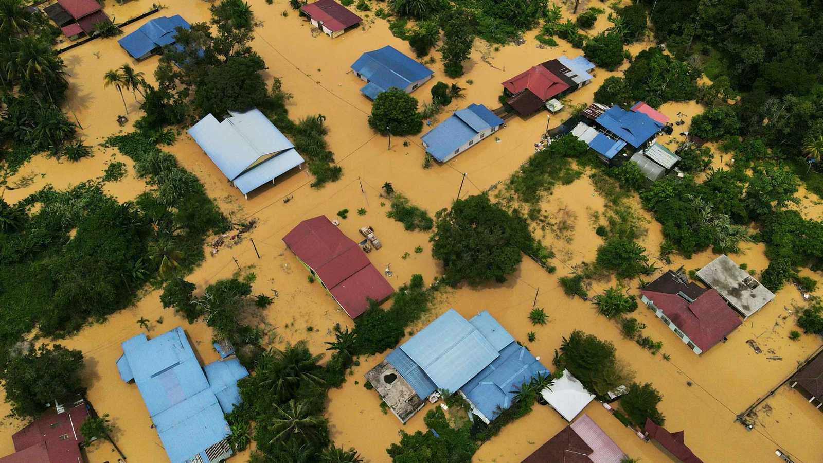 فيضانات ماليزيا تبتلع 7 ولايات (فيديو وصور)