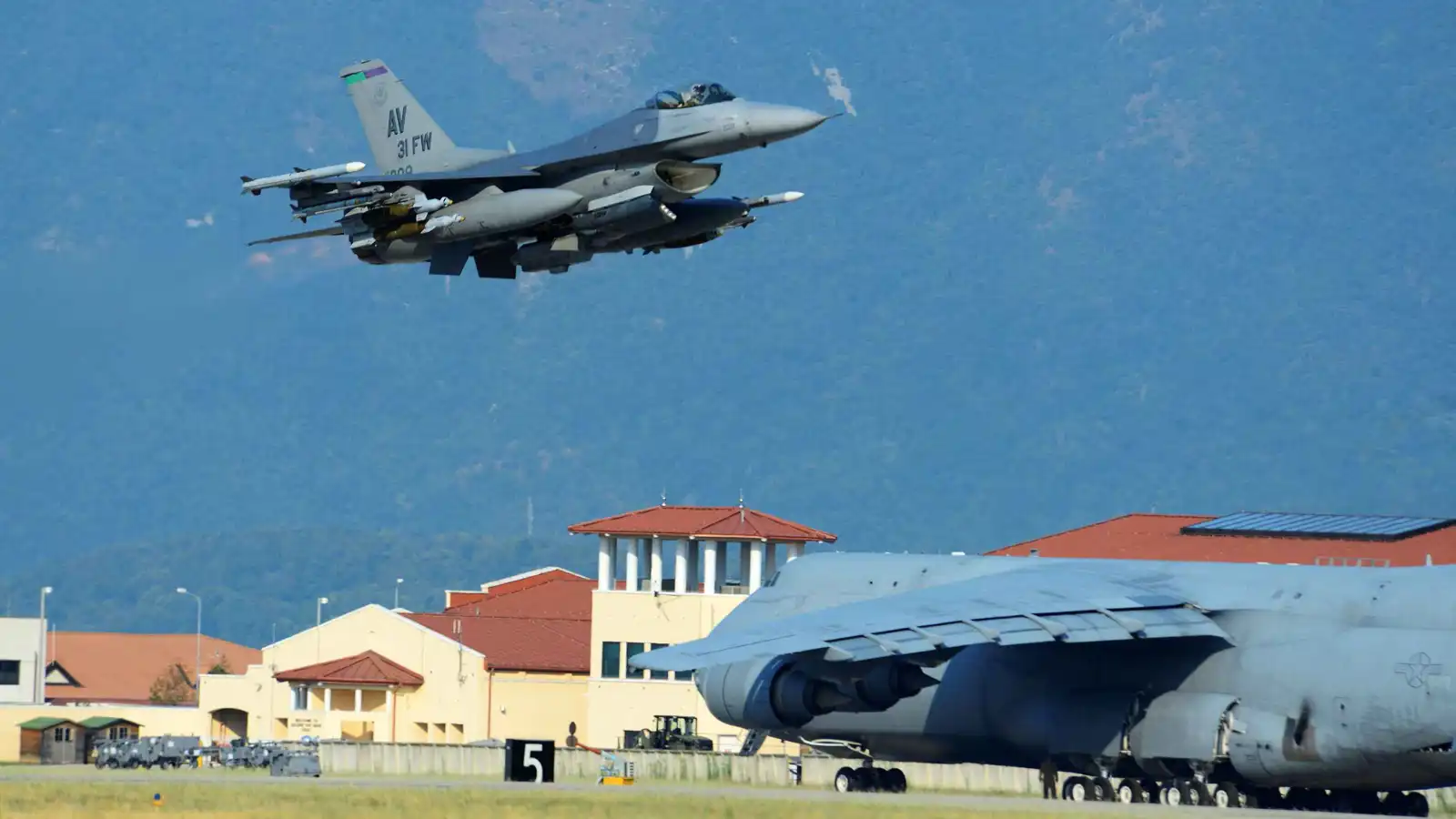 روما تطلب بصرف رواتب موظفيها بقواعد عسكرية أمريكية في إيطاليا