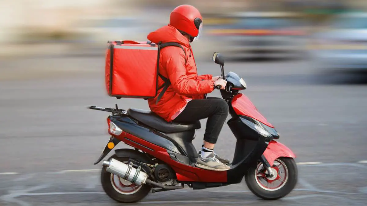 عامل توصيل يثير تعاطف المصريين.. ما القصة؟ (صور)