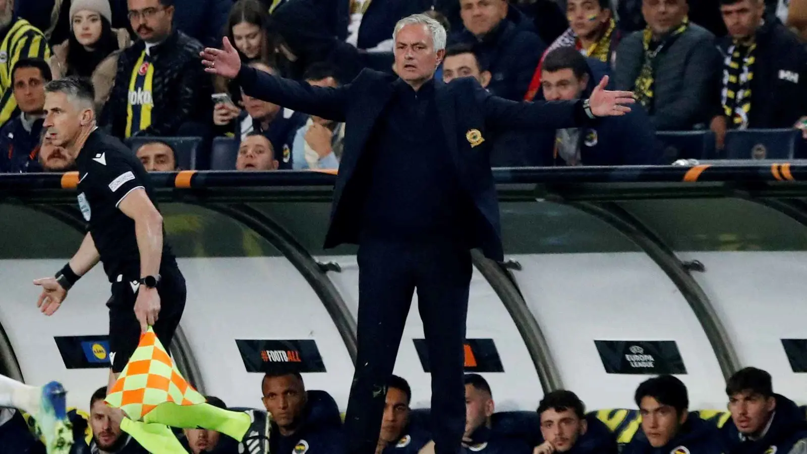 "حكم الفيديو كان يشرب القهوة".. مورينهو يشهّر بأخطاء الحكام على إنستغرام