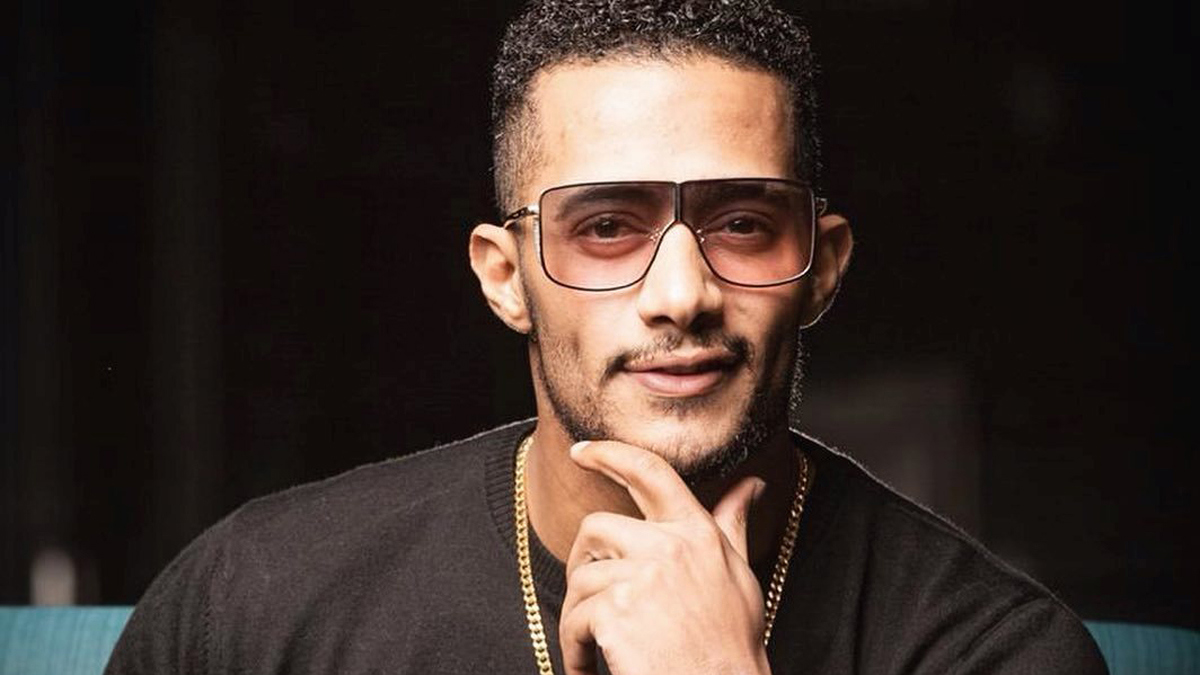 محمد رمضان يستعرض خواتمه من الذهب والألماس في لقاء تلفزيوني (فيديو)