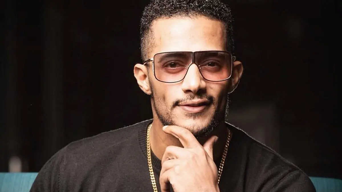 محمد رمضان يستعرض خواتمه من الذهب والألماس في لقاء تلفزيوني (فيديو)