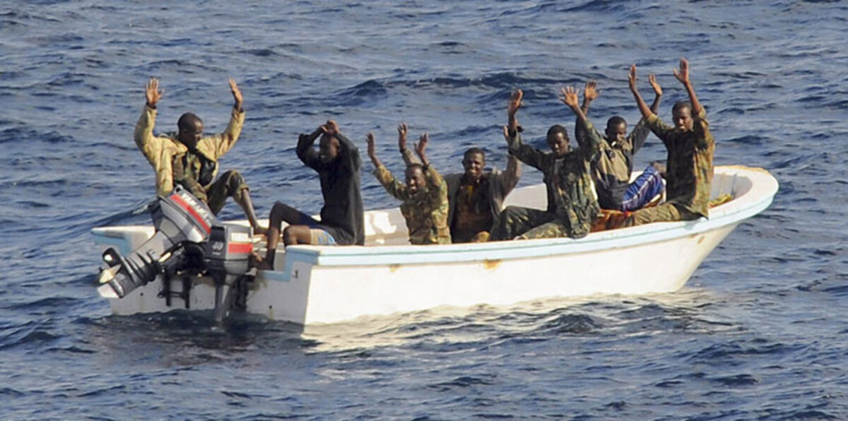 مقتل 8 قراصنة صوماليين بعد احتجازهم سفينة إيرانية‎
