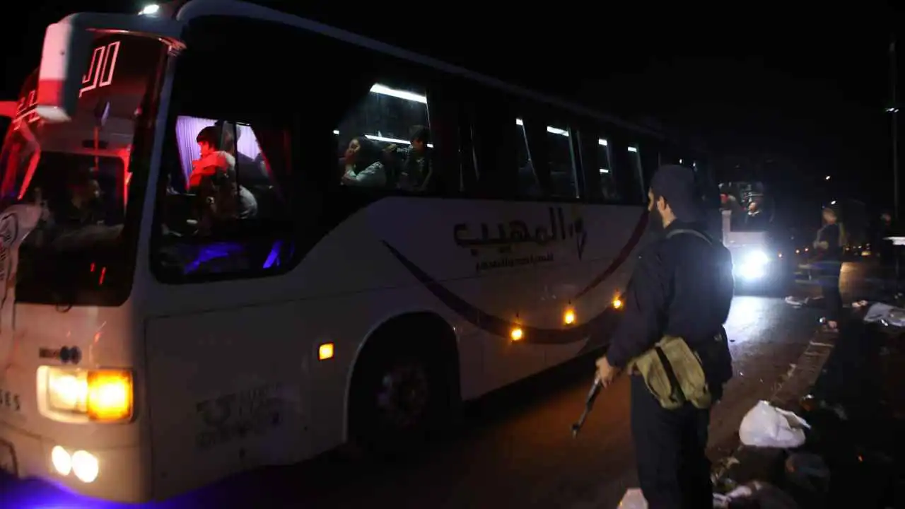 خروج قافلة إجلاء تضم نحو 500 سوري من السويداء إلى درعا (صور وفيديو)