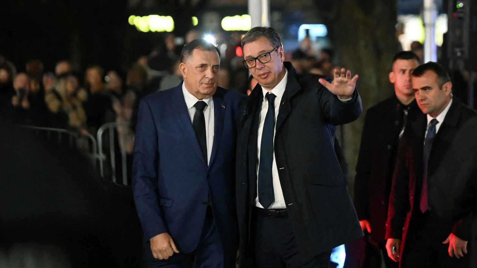 رغم مذكرة توقيف.. دوديك يشارك في تظاهرة حاشدة ببلغراد