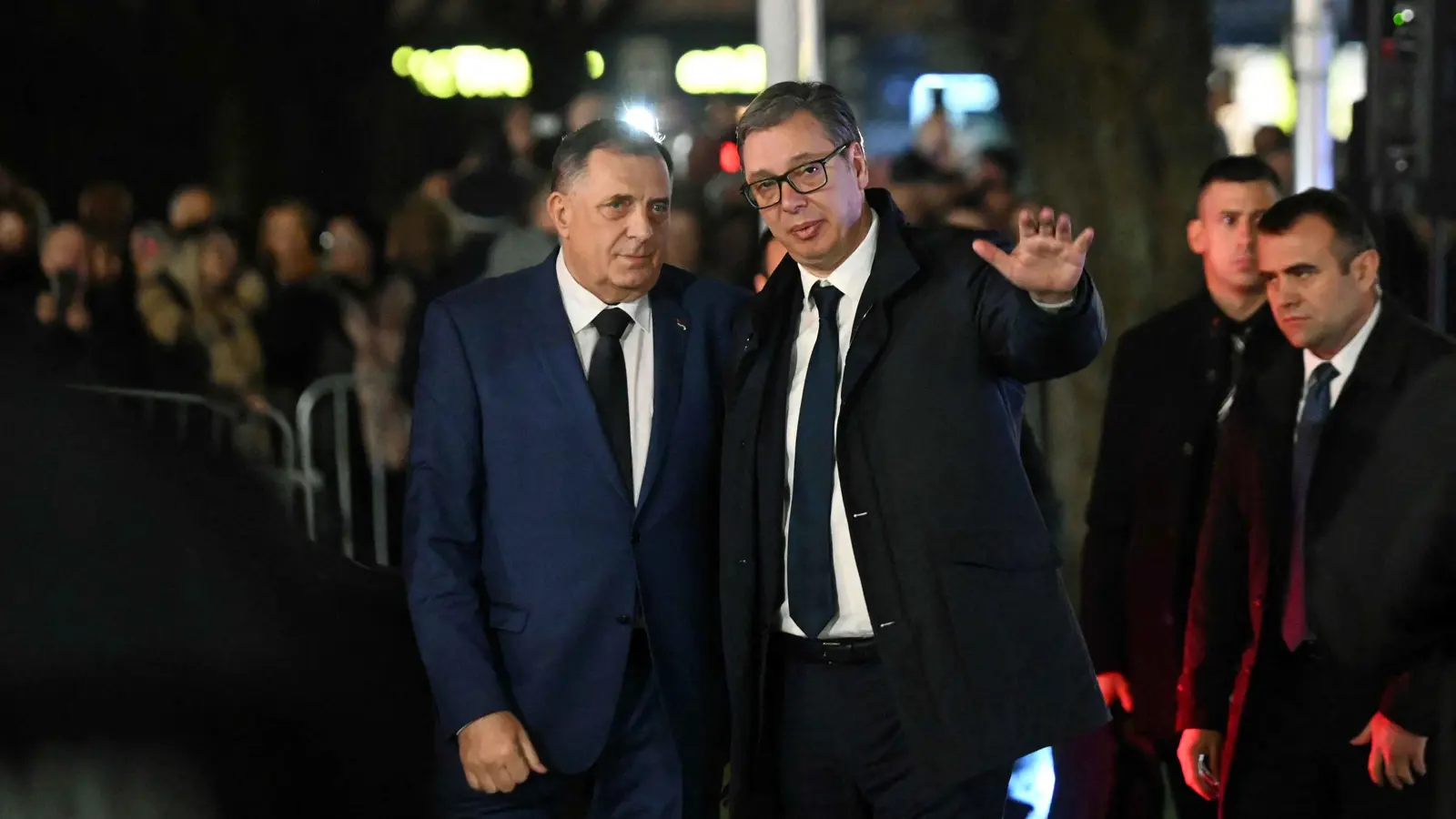 رغم مذكرة توقيف.. دوديك يشارك في تظاهرة حاشدة ببلغراد