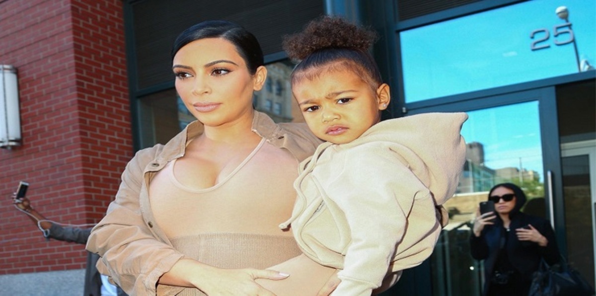 ابنة كارديشيان تحمل حقيبة بـ 2000 دولار