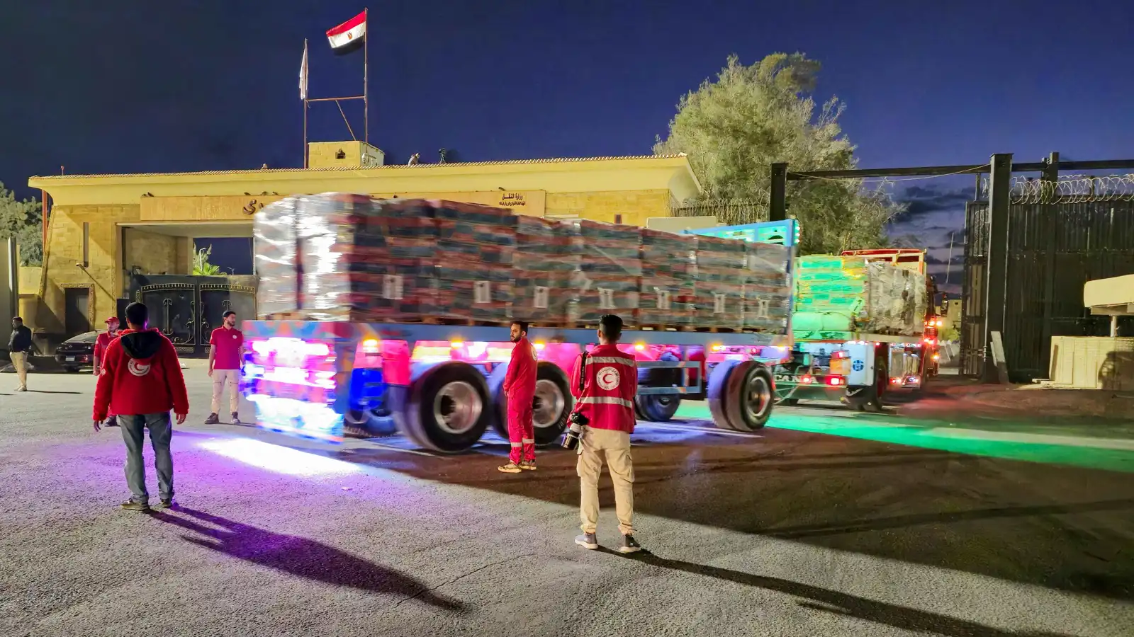 لتسريع تسليم جثث الرهائن.. إسرائيل تغلق معبر رفح أمام قوافل المساعدات