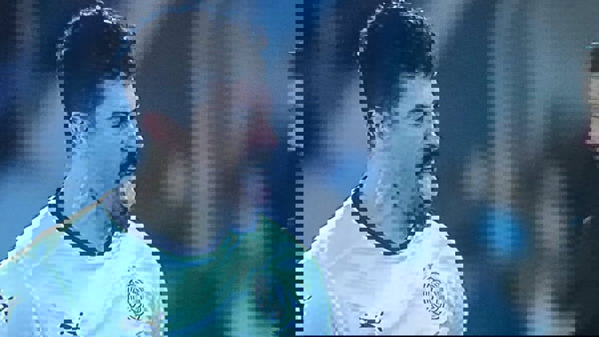 بغداد بونجاح يستفز فيتوريا مدرب النصر أثناء الاحتفال بهدف التعادل (فيديو)