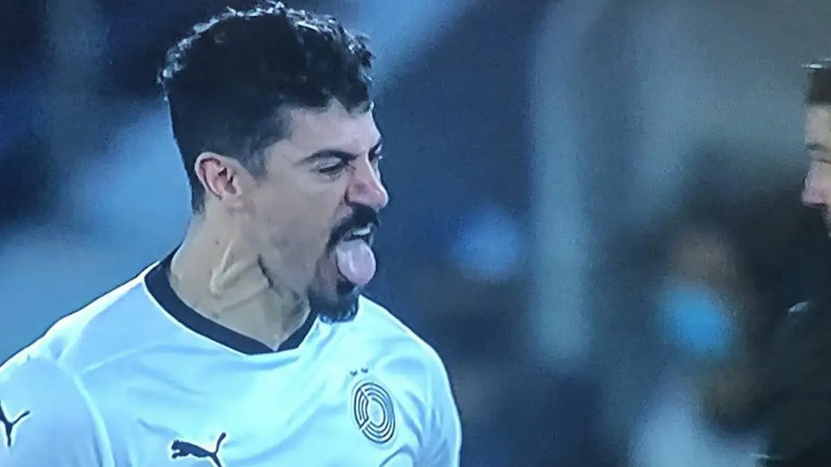 بغداد بونجاح يستفز فيتوريا مدرب النصر أثناء الاحتفال بهدف التعادل (فيديو)