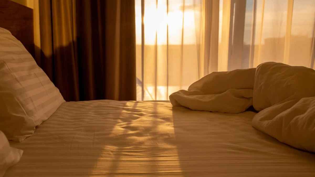 لتعزيز السعادة.. ما هو أفضل توقيت للاستيقاظ من النوم؟