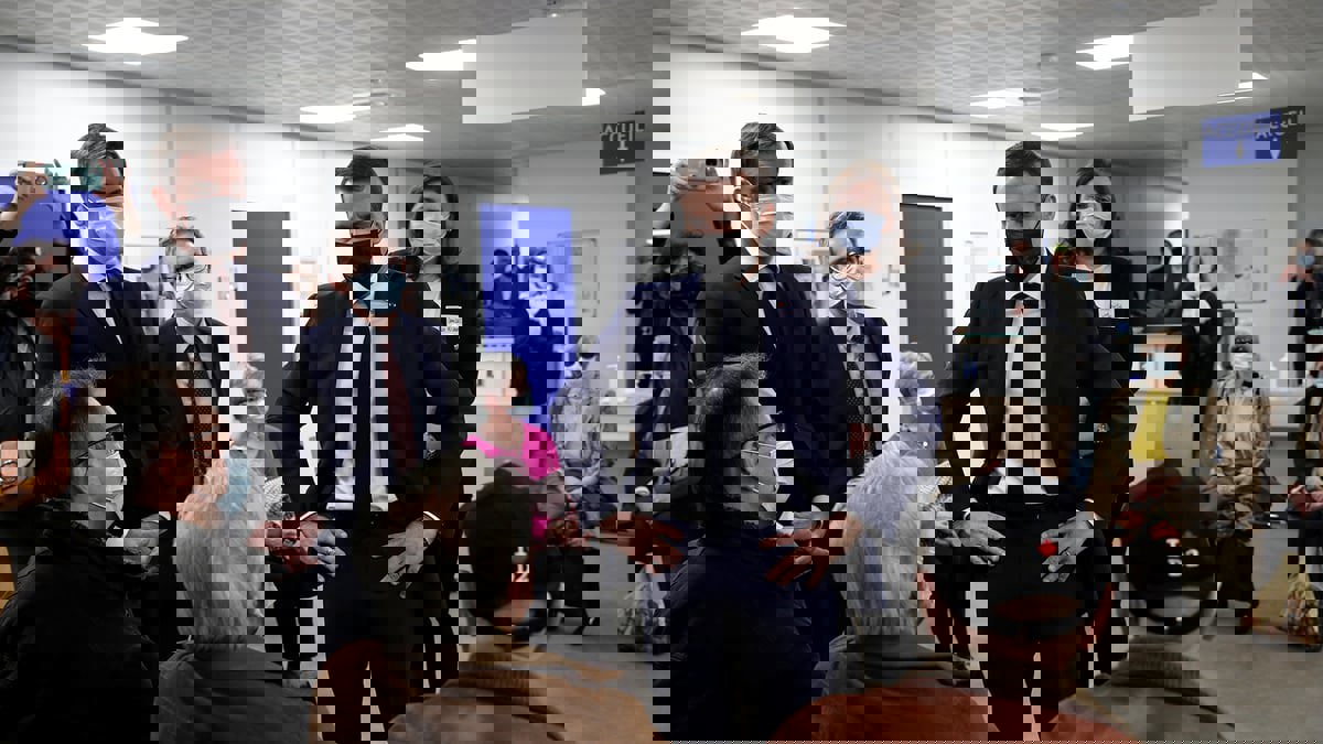 فرنسا تخفف قواعد وضع الكمامات في الأماكن المغلقة