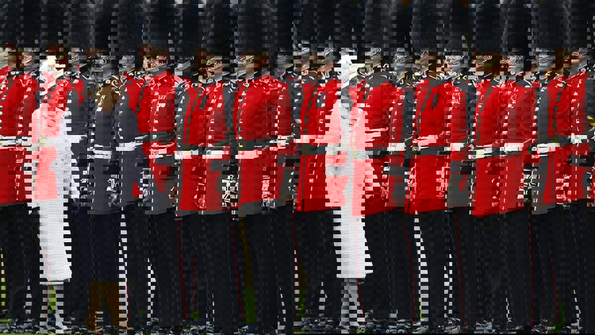 اعتقال أحد حراس ملكة بريطانيا وبحوزته 9 حقائب مخدرات