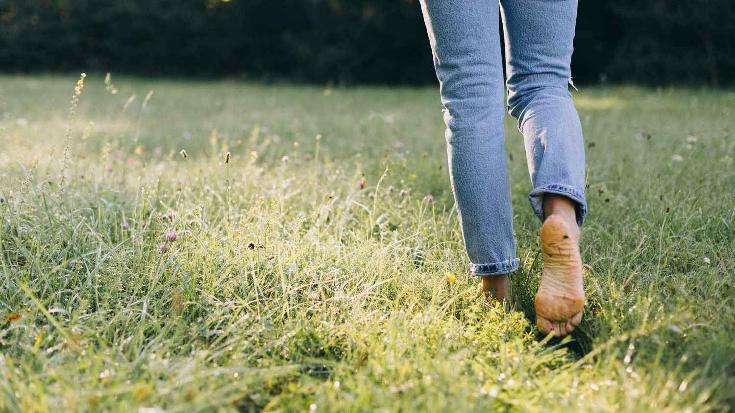 "التأريض".. هل يساعد في تحسين النوم والصحة؟