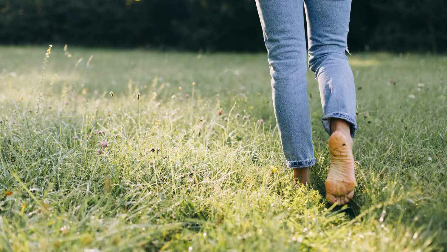 "التأريض".. هل يساعد في تحسين النوم والصحة؟