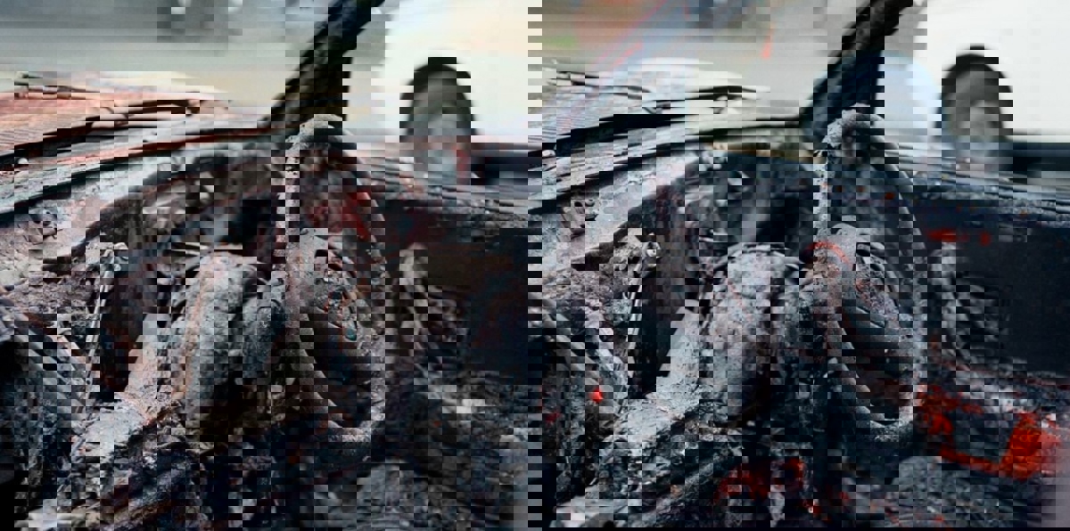 السعودية.. شاب يضرم النار بسيارة ويلقى عقوبته على الفور (فيديو)