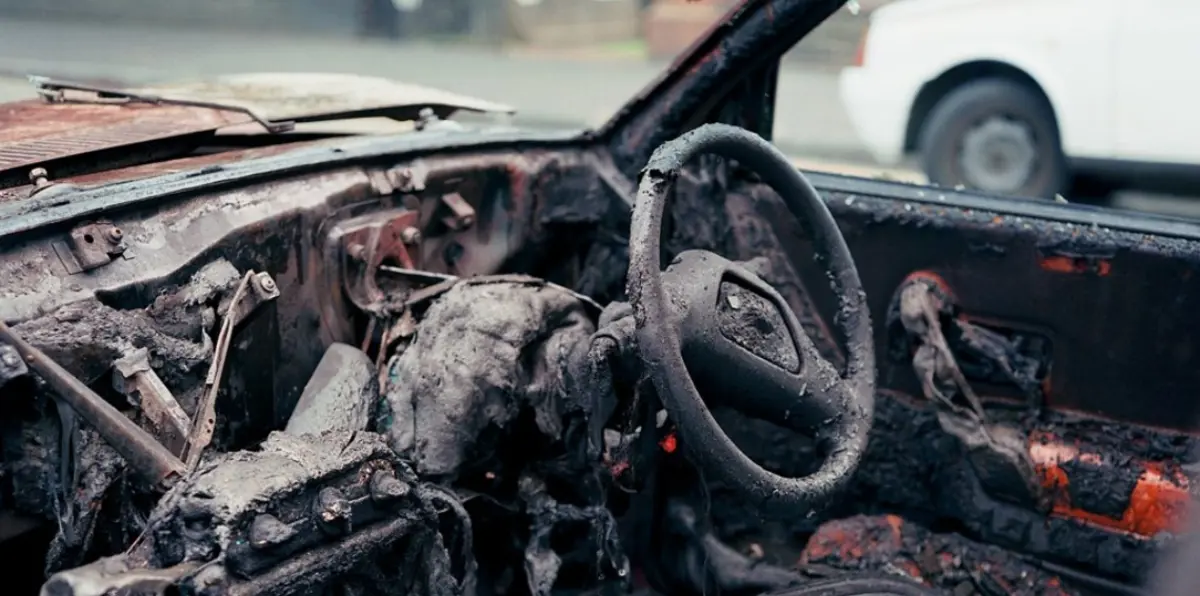 السعودية.. شاب يضرم النار بسيارة ويلقى عقوبته على الفور (فيديو)