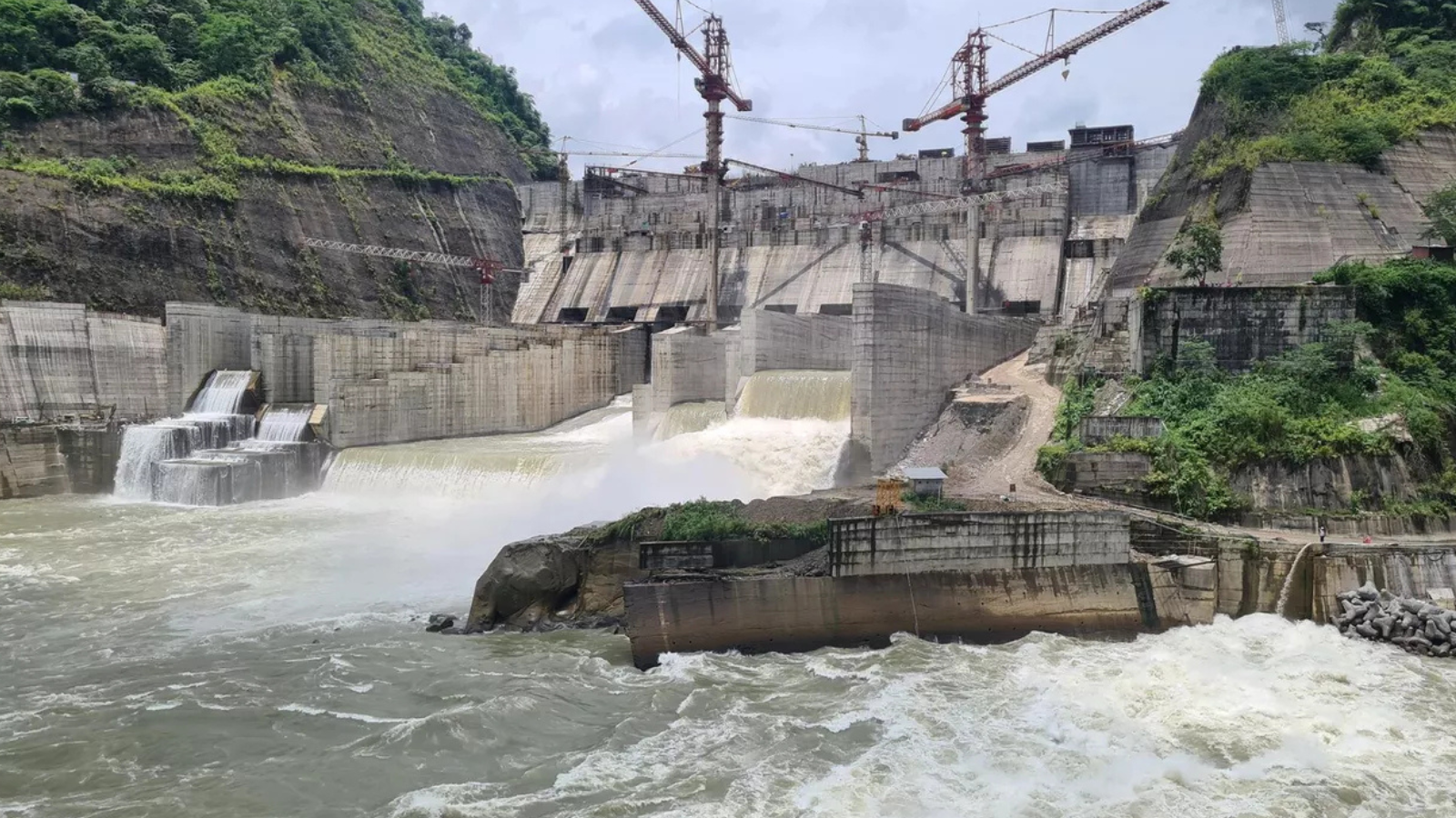 بعد تعليق معاهدة مع باكستان.. الهند تدشن مشروعين للطاقة الكهرومائية