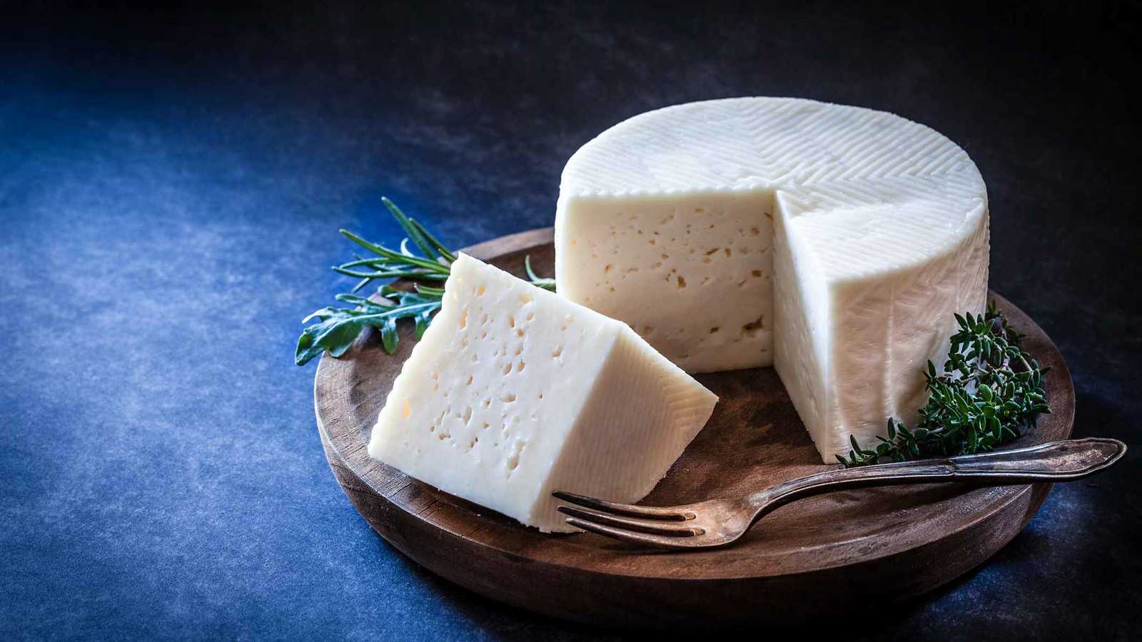 فرنسا تسحب كميات من الجبن بعد وفاة وإصابات بالتسمم