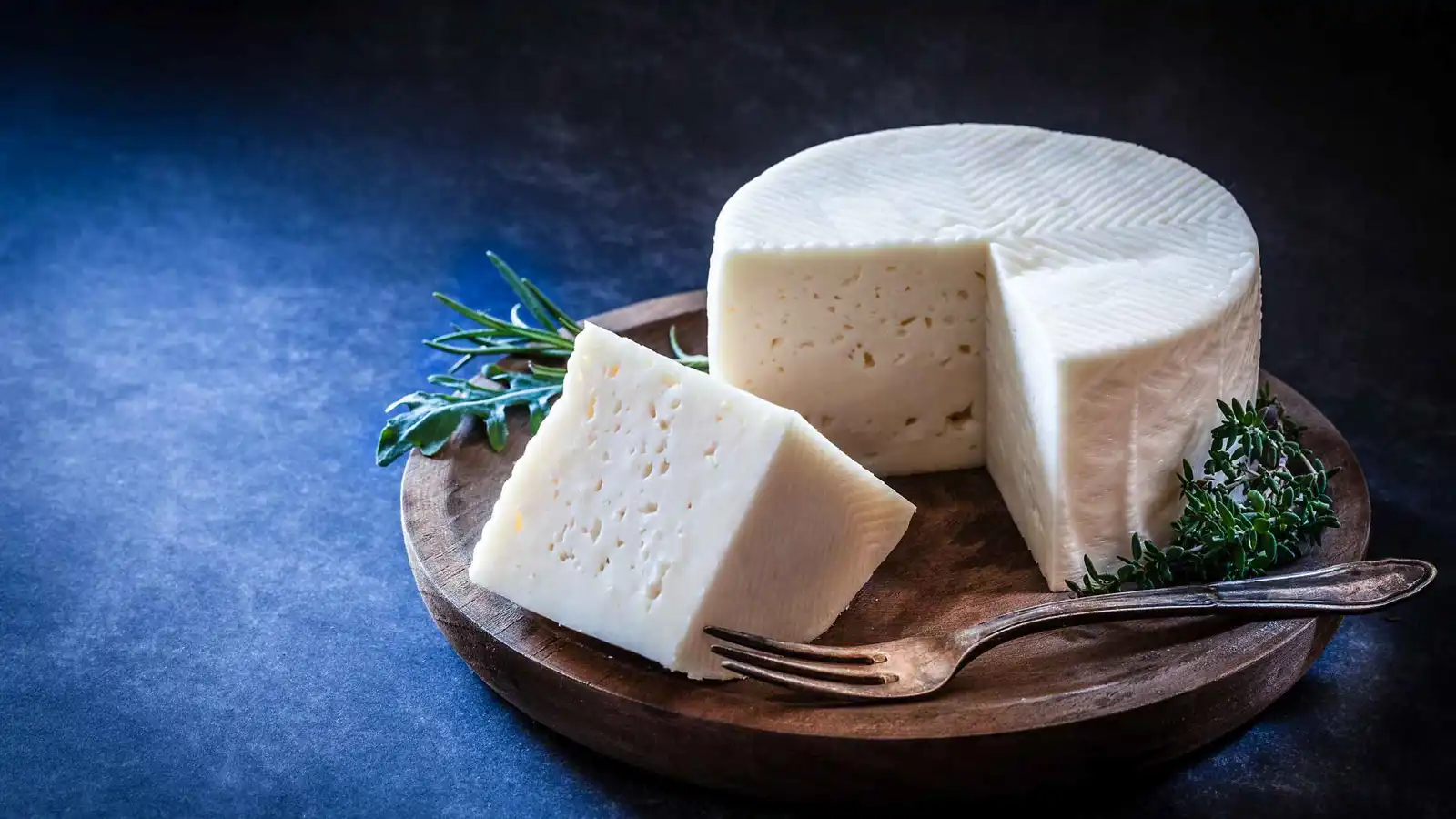 فرنسا تسحب كميات من الجبن بعد وفاة وإصابات بالتسمم