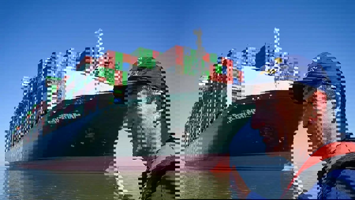 إعادة تعويم سفينة شحن عملاقة جانحة منذ شهر قبالة سواحل أمريكا