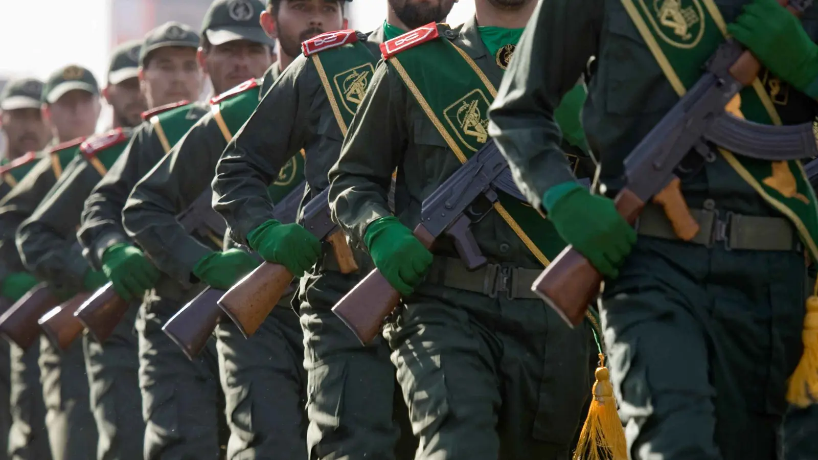 تركوا كميات هائلة من الأسلحة.. آلاف العسكريين الإيرانيين يفرون من سوريا