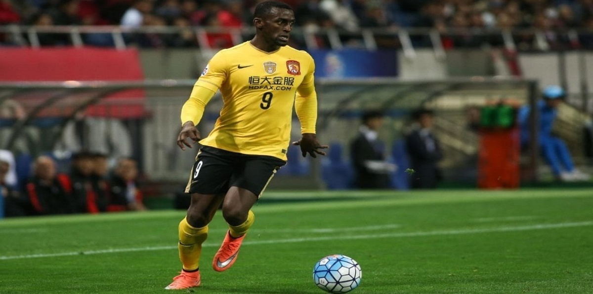 جاكسون مارتينيز ينشر مقطع مروعًا بعد إجرائه عملية جراحية 