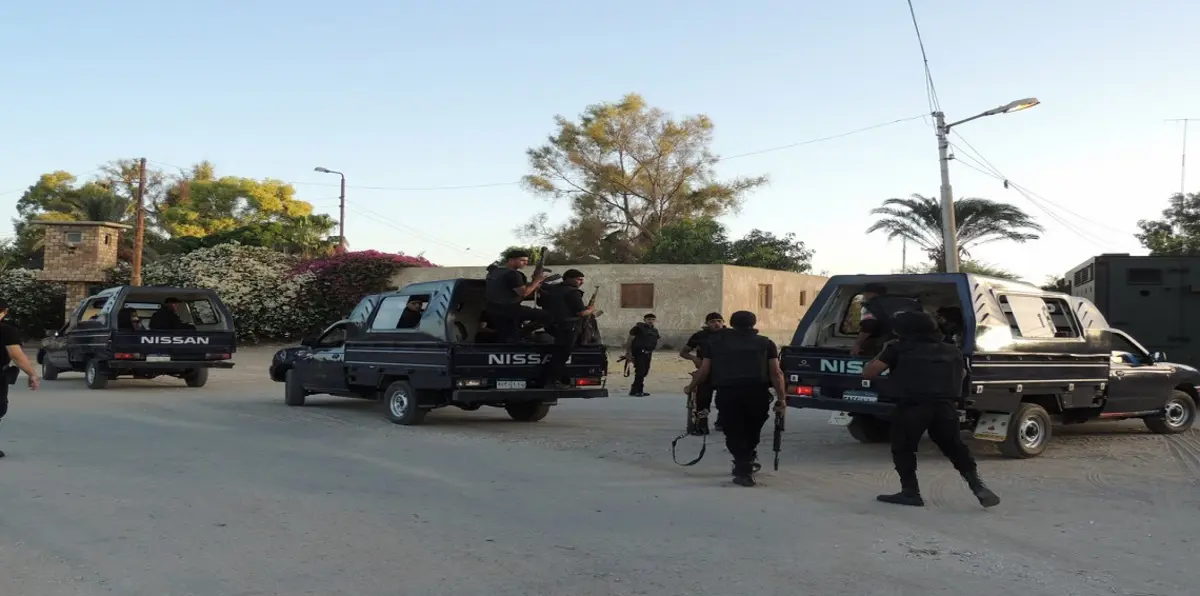 هجوم مسلّح على سيارة تقل سجناء في القاهرة وتهريب اثنين منهم