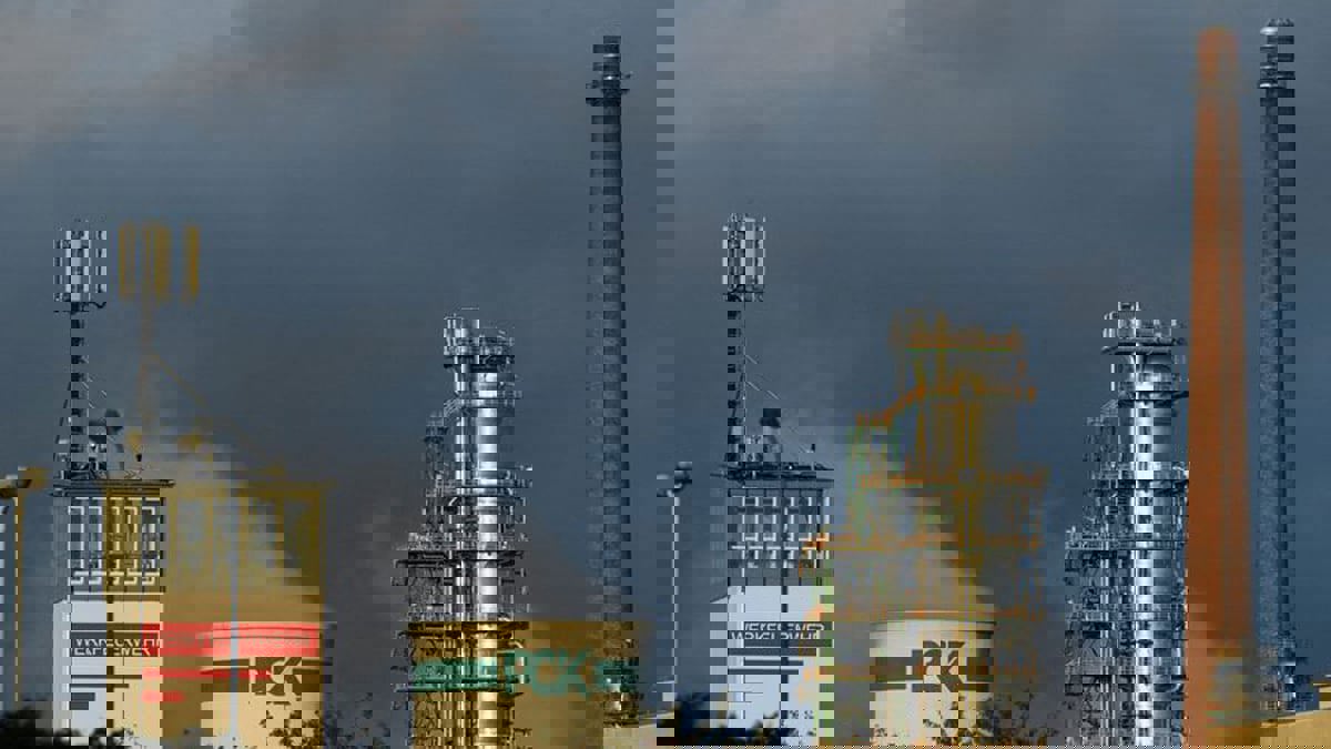 النفط يصعد بدعم تراجع أكبر من المتوقع لمخزونات الخام والبنزين الأمريكية