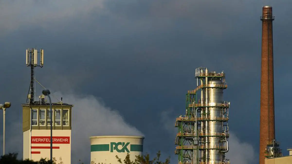 النفط يصعد بدعم تراجع أكبر من المتوقع لمخزونات الخام والبنزين الأمريكية