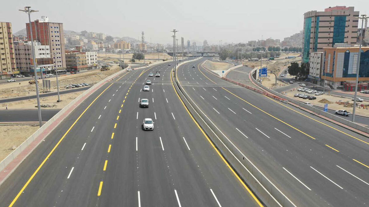 السعودية.. سائق انشغل بالالتفات لفتاة على طريق سريع فتسبب بحادث مروري