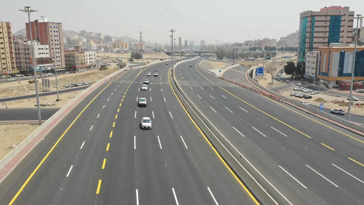 السعودية.. سائق انشغل بالالتفات لفتاة على طريق سريع فتسبب بحادث مروري