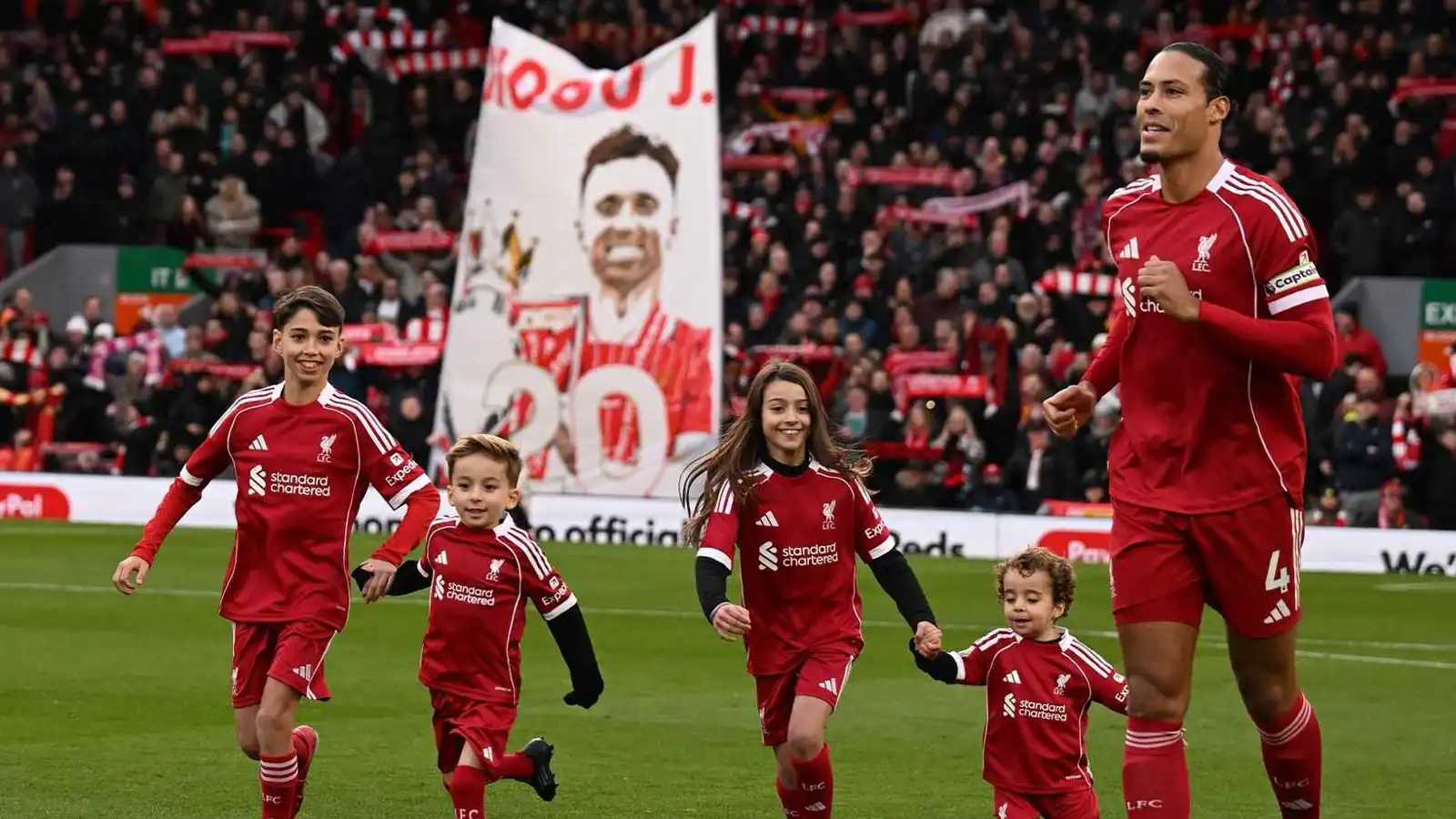 ليفربول يحتفي بأرملة ديوغو جوتا وأبنائه في مباراة وولفرهامبتون (فيديو وصور)