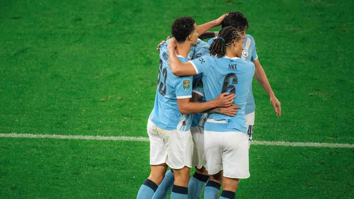 نجم مانشستر سيتي يدخل على رادار برشلونة لتعويض غياب كريستنسن