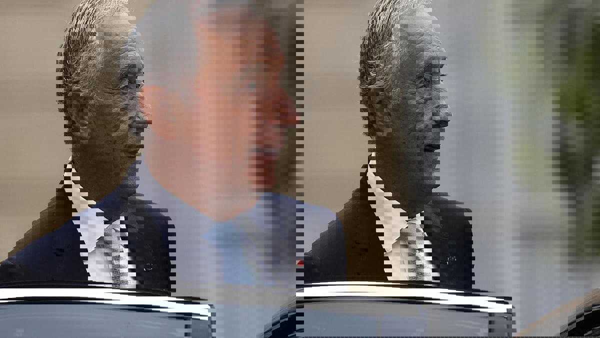 رئيس البرتغال السبعيني ينقذ سيدتين من الغرق (فيديو)