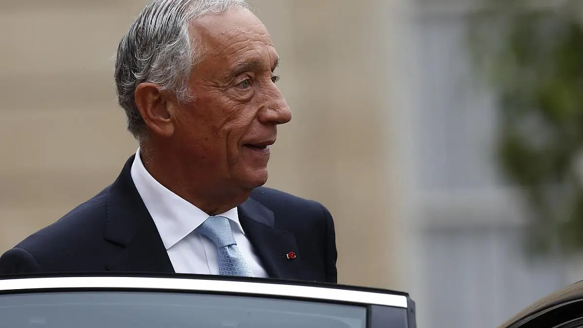 رئيس البرتغال السبعيني ينقذ سيدتين من الغرق (فيديو)