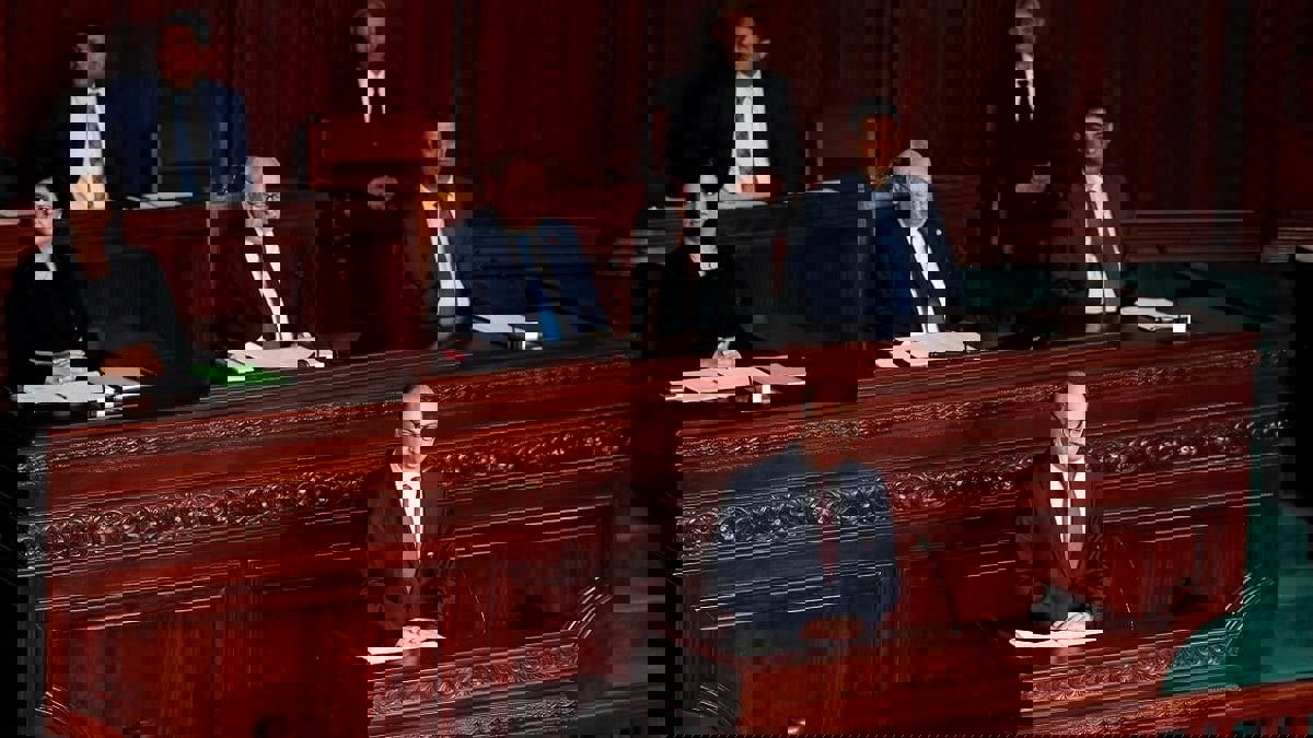 تونس.. دعوات متزايدة لإسقاط البرلمان والحكومة وسط اتهامات باختلاق الفوضى