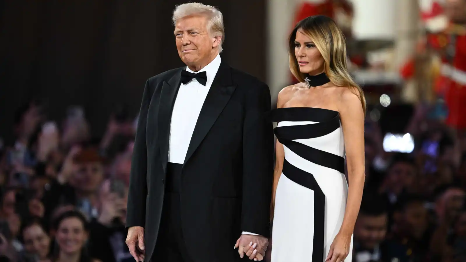 ميلانيا ترامب تقدم فستان حفل التنصيب لمتحف "سميثسونيان"