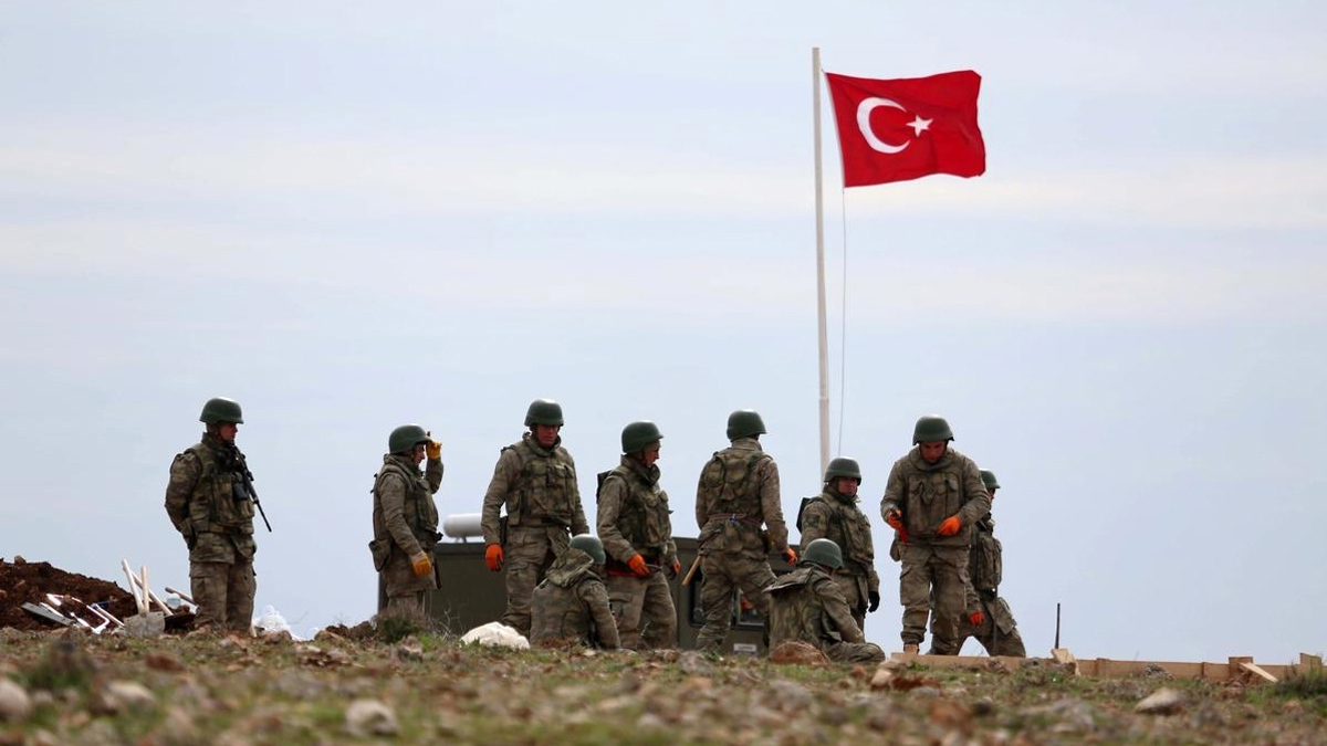 تركيا تعلن مقتل اثنين من جنودها بضربات جوية قرب إدلب السورية