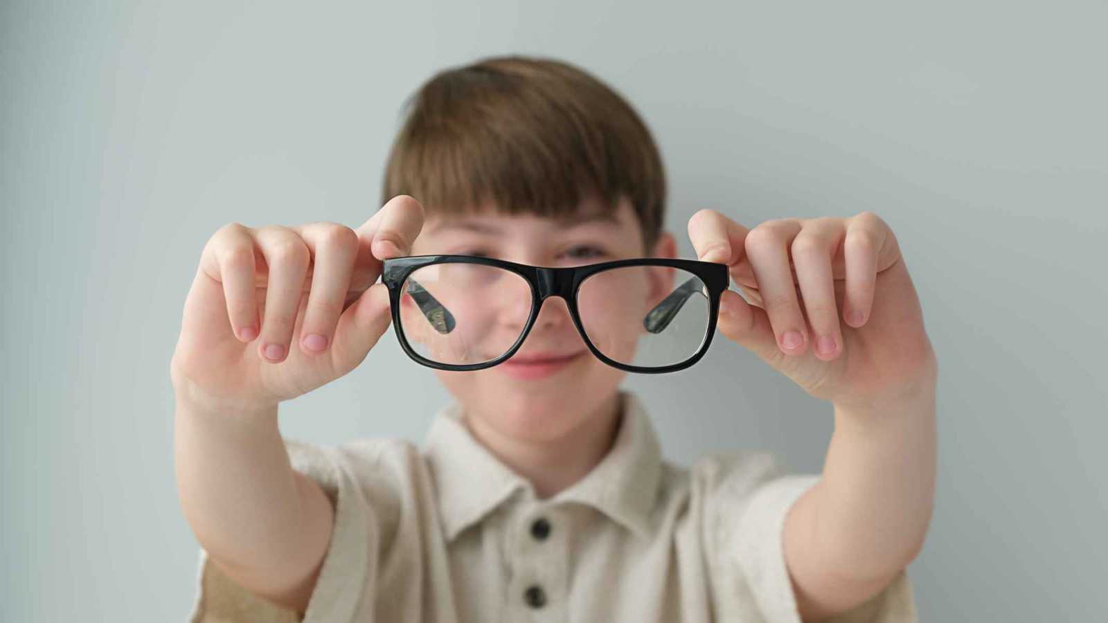 علامات تحذيرية تكشف مشاكل النظر لدى طفلك