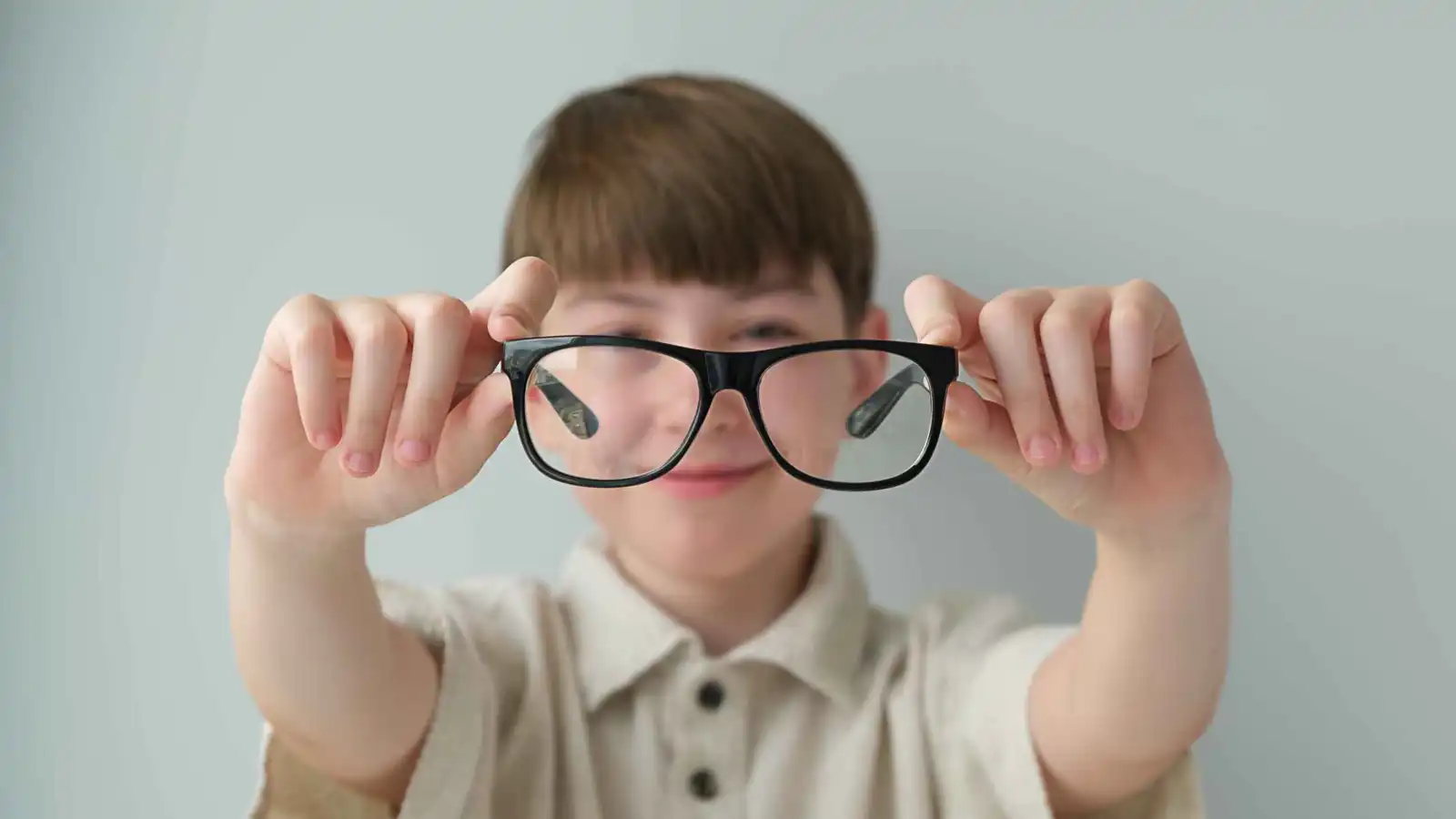علامات تحذيرية تكشف مشاكل النظر لدى طفلك