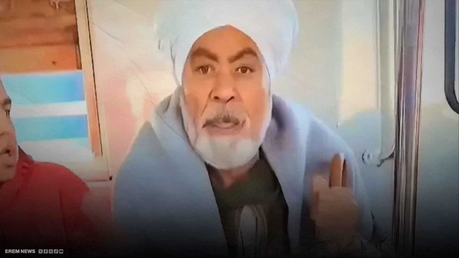 طريقة جلوسها أثارت غضبه.. مصري يعنف فتاة في العلن (فيديو إرم)