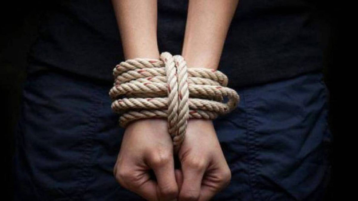 مشاهد مؤثرة لحظة عودة طفل مختطف لأهله في مصر 