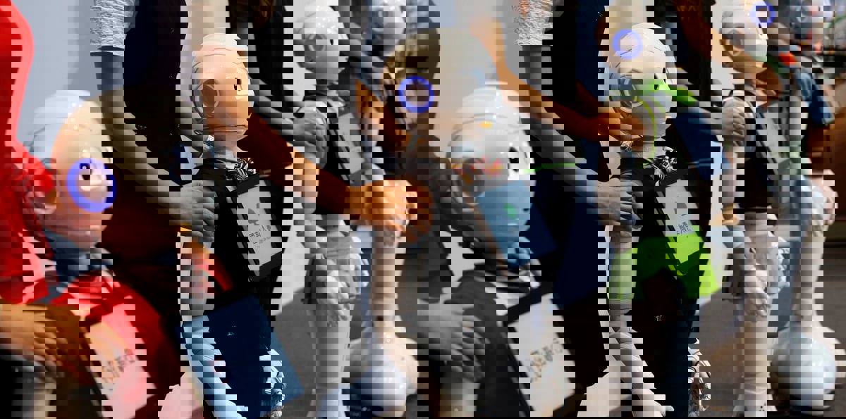 "روبوت" يقود طابور الصباح في إحدى مدارس السعودية (فيديو)