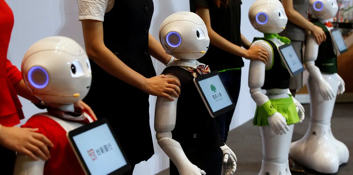 "روبوت" يقود طابور الصباح في إحدى مدارس السعودية (فيديو)