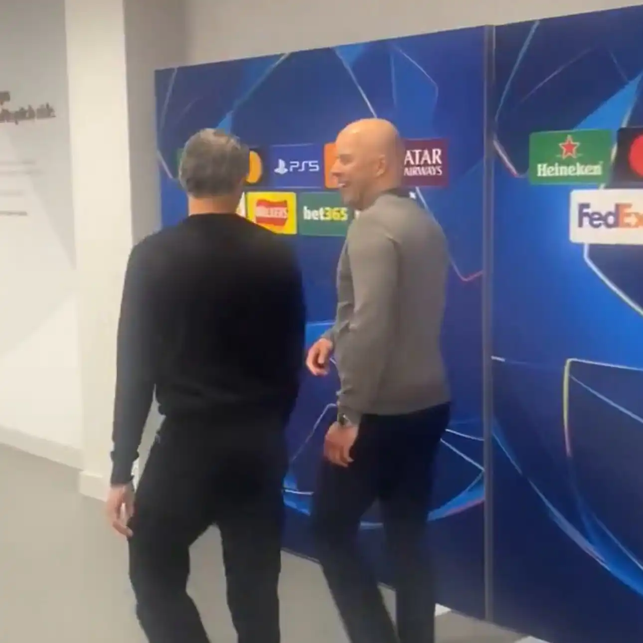 أرني سلوت يضحك مع لويس إنريكي