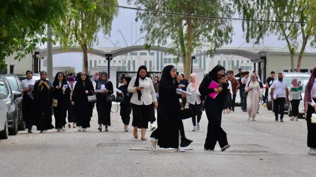جامعة عراقية تحظر ارتداء الجينز والفساتين