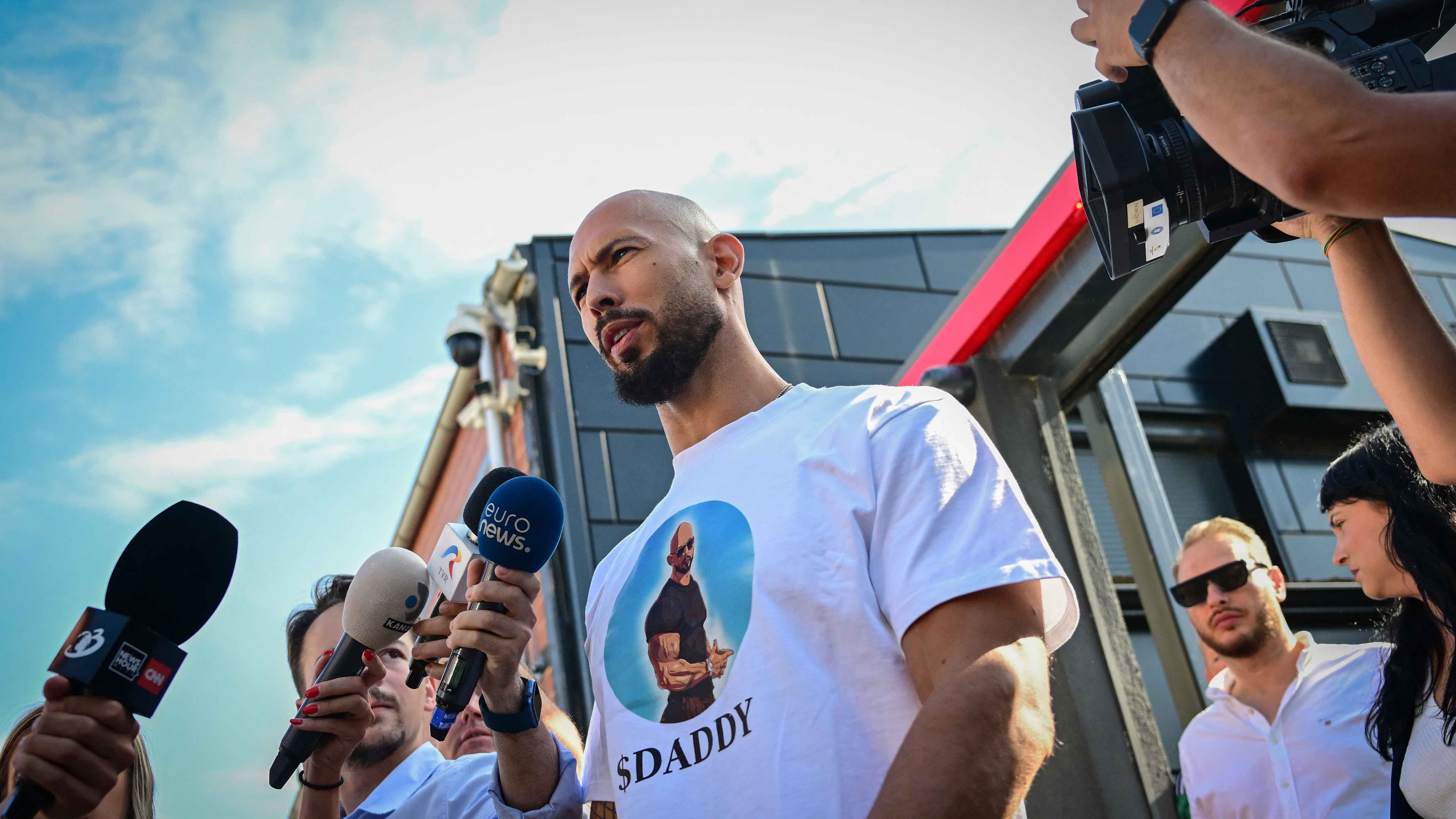 مجددا.. القضاء الروماني يحتجز المؤثر "أندرو تيت"